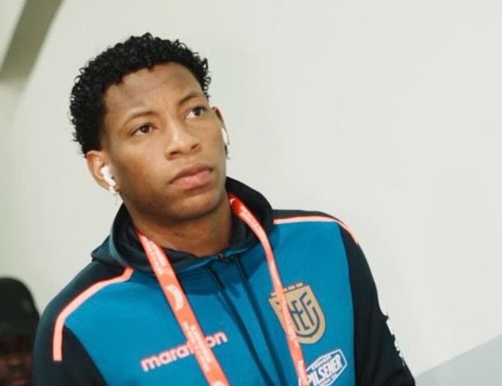 Plata, com expressão de concentração, chega ao Defensores del Chaco para Equador x Paraguai