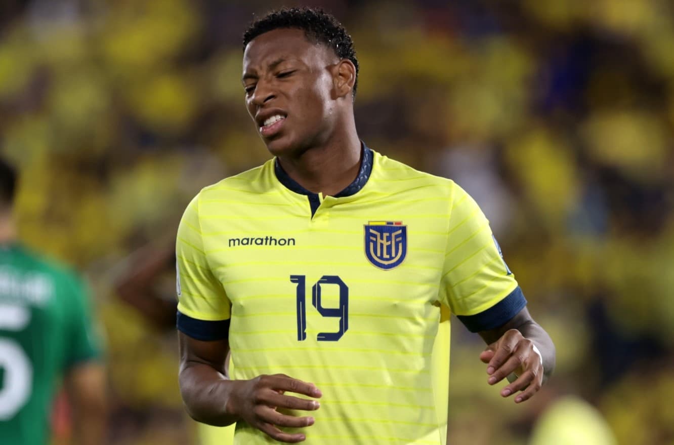 Gonzalo Plata com expressão de lamentação após erro pela Seleção do Equador