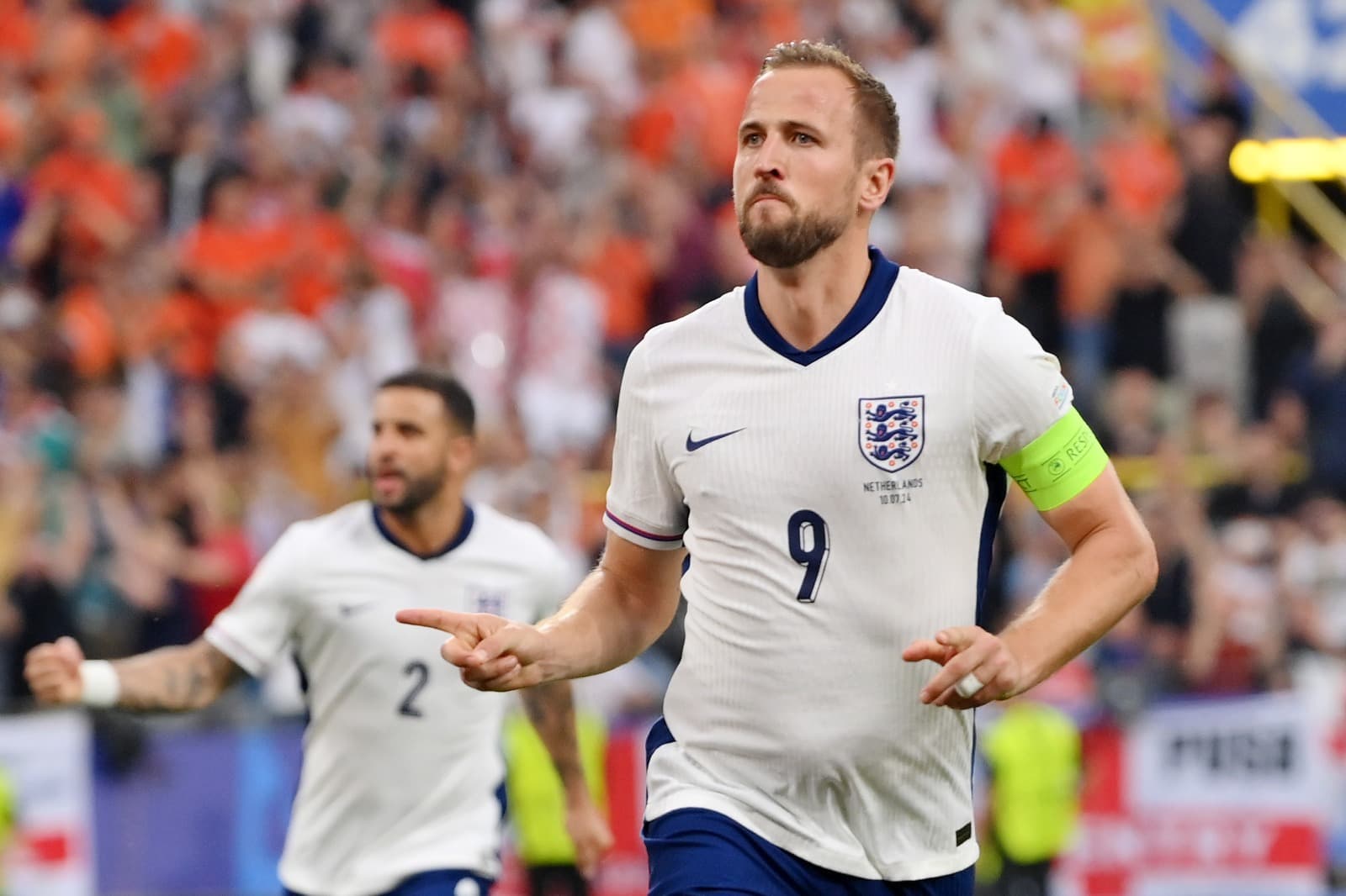 Harry Kane comemora gol da Inglaterra contra a Holanda "à lá Ronaldo" com o dedo indicado