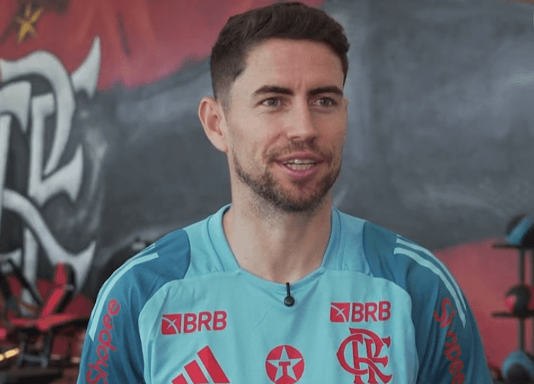 Jorginho concede entrevista na academia do Ninho do Urubu