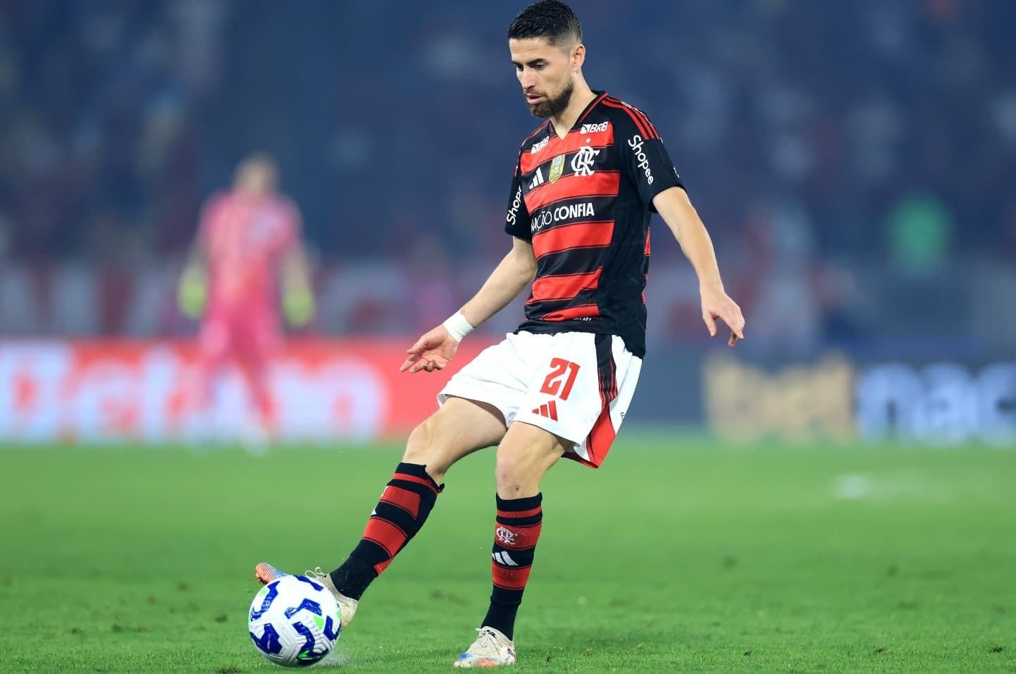 Jorginho dá passe de perna direita em jogo Flamengo no Maracanã