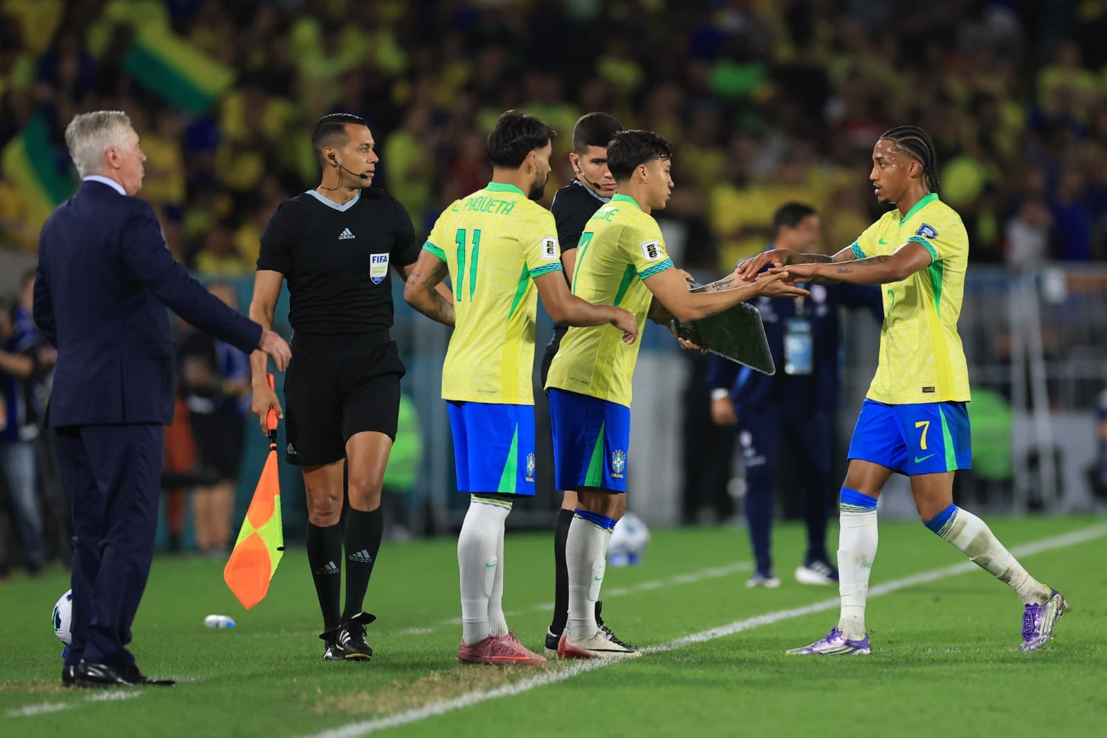 João Pedro, do Brasil, é substituído pelo companheiro de equipe Kaio Jorge durante a partida das Eliminatórias da Copa do Mundo da FIFA 2026 entre Brasil e Chile no Estádio do Maracanã, em 4 de setembro de 2025 no Rio de Janeiro, Brasil.