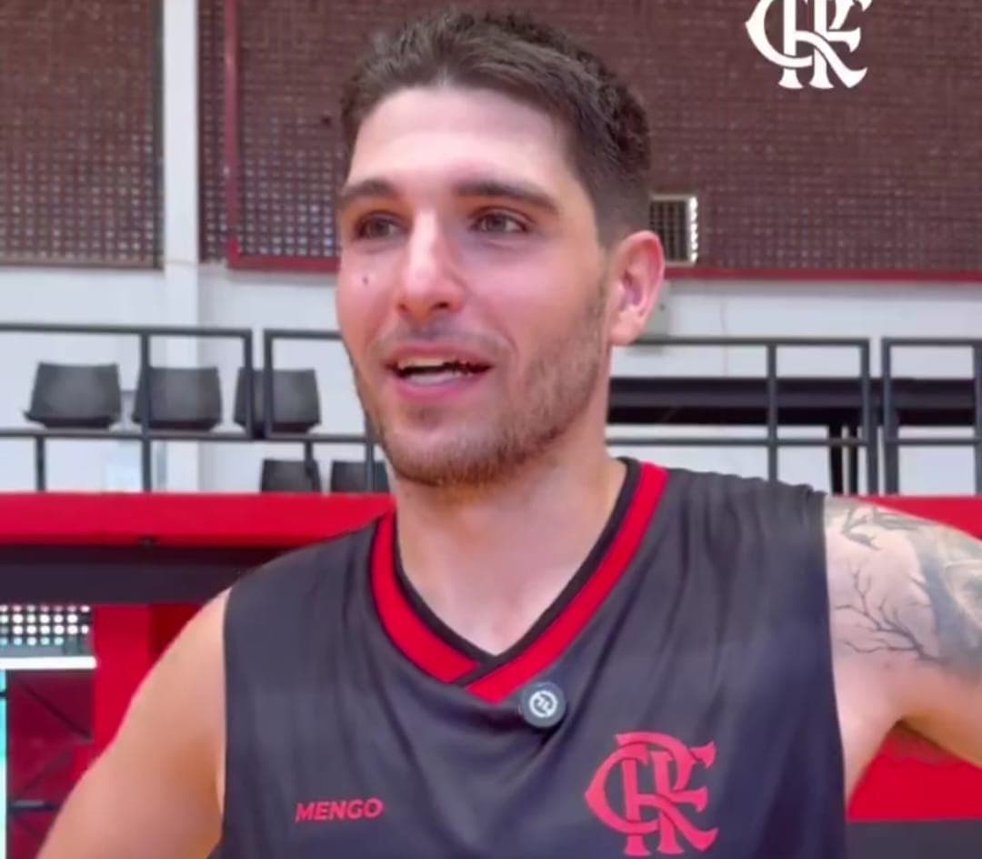 Kayo Gonçalves sorri ao falar com o câmera após acertar 16 bolas de 3 treino FlaBasquete