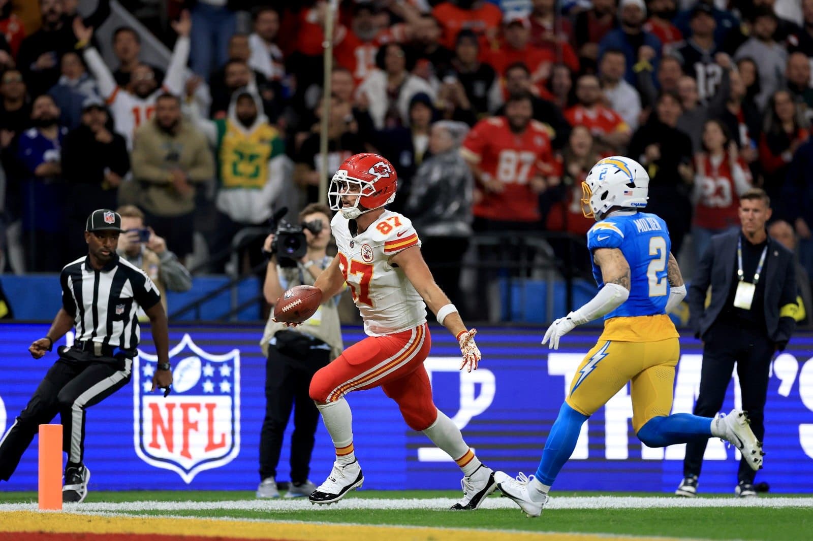 Travis Kelce #87 do Kansas City Chiefs comemora após marcar um touchdown contra o Los Angeles Chargers durante o jogo na Arena Corinthians em 5 de setembro de 2025 em São Paulo, Brasil.