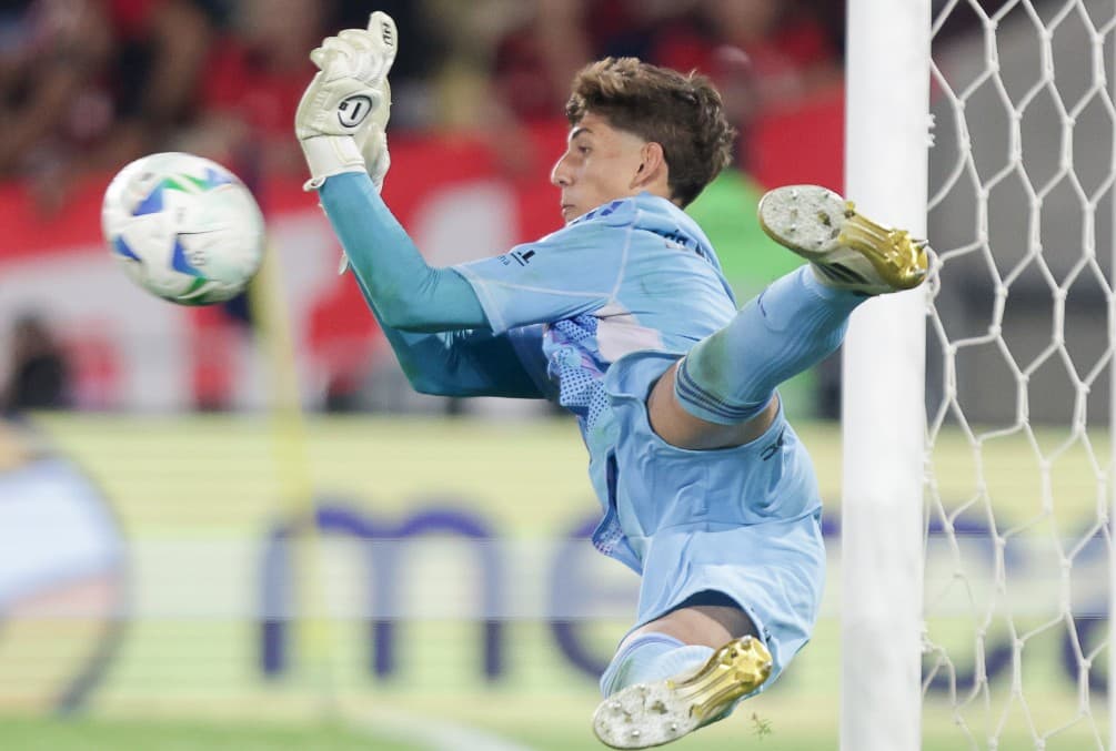 Léo Nanetti voa para defender no Maracanã; goleiro do Flamengo, herói do Mundial Sub-20, treina com a Seleção Brasileira.