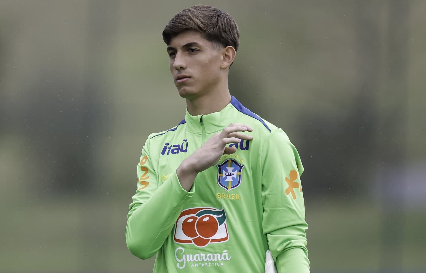 Léo Nannetti com expressão de concentração a caminho do primeiro treino com a  Seleção Brasileira principal