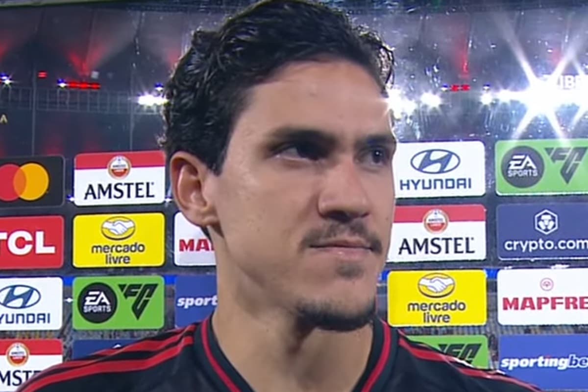 Pedro olha para cima enquanto responde pergunta em saída de campo contra o Estudiantes