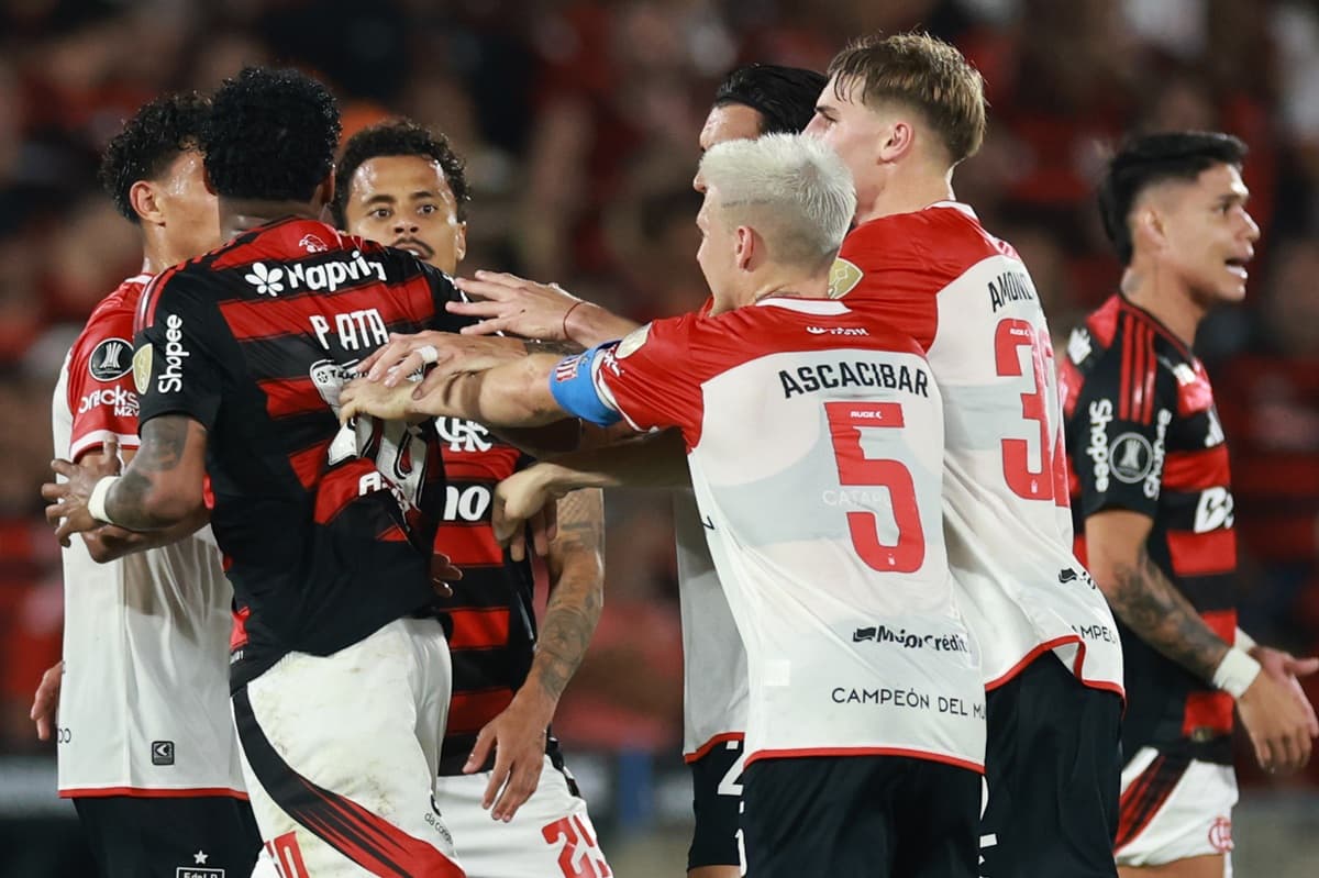 Plata é empurrado por jogadores do Estudiantes durante confusão formada no meio do campo