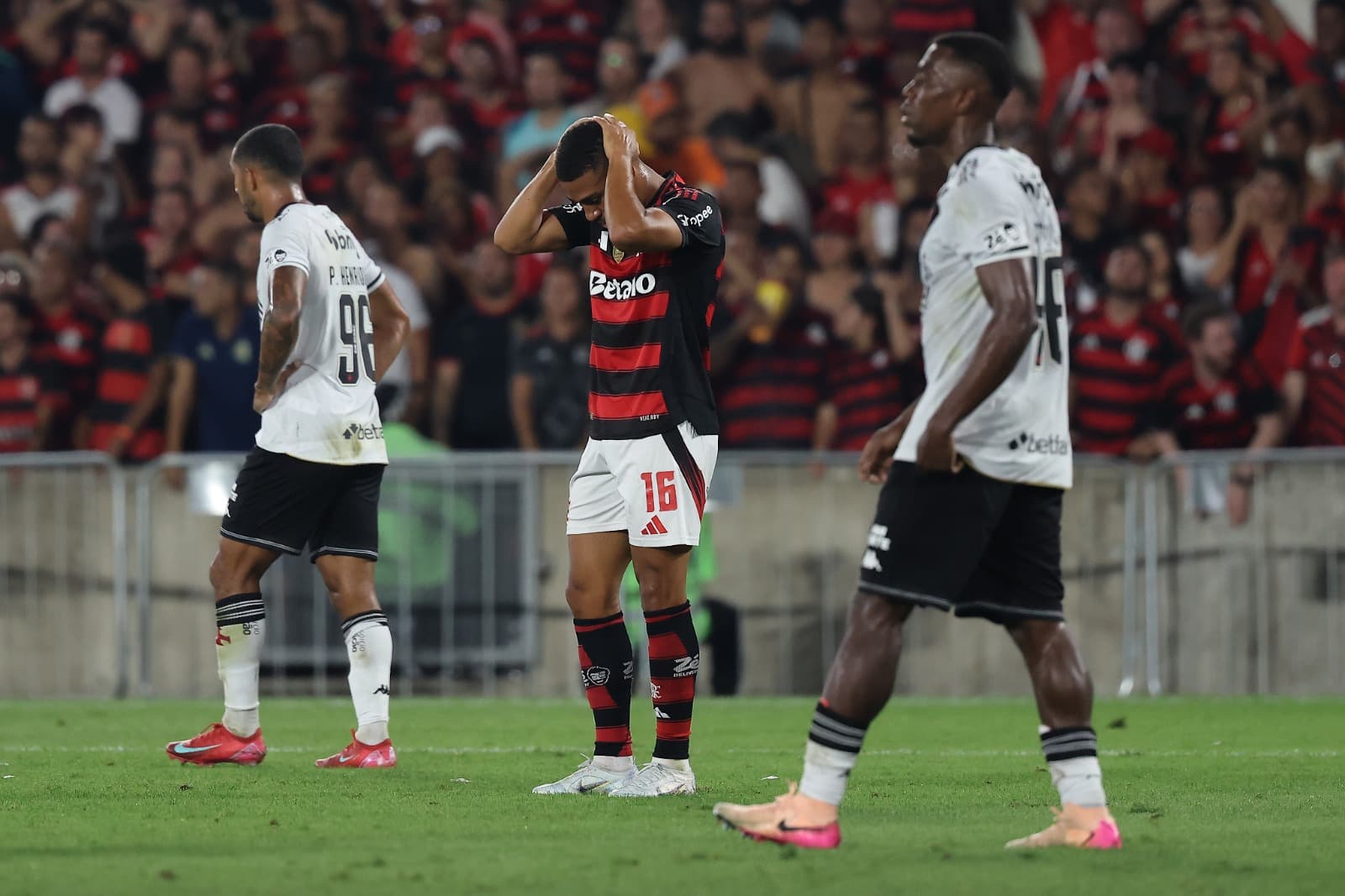 Samuel Lino, do Flamengo, reage durante a partida entre Flamengo e Vasco da Gama, pelo Brasileirão 2025, no Estádio do Maracanã, em 21 de setembro de 2025, no Rio de Janeiro, Brasil.