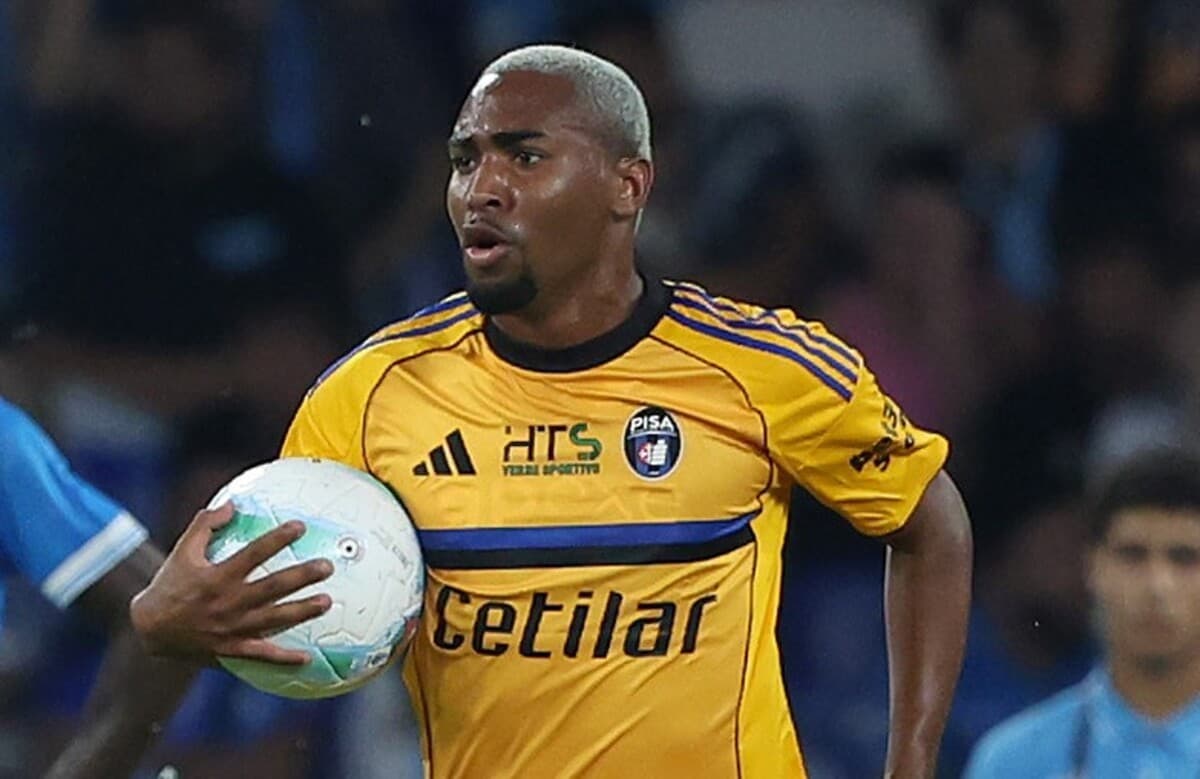 Lorran carrega a bola para o meio após marcar em Pisa x Napoli
