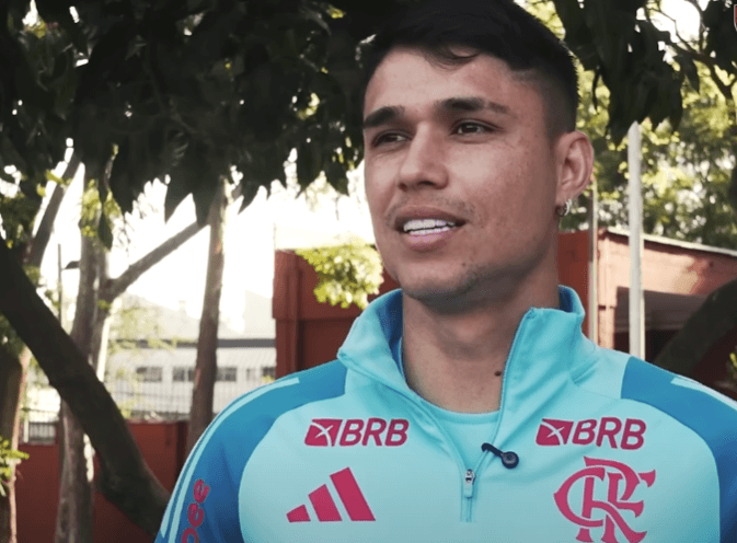 Luiz Araújo concede entrevista à FlamengoTV antes de jogo contra o Corinthians