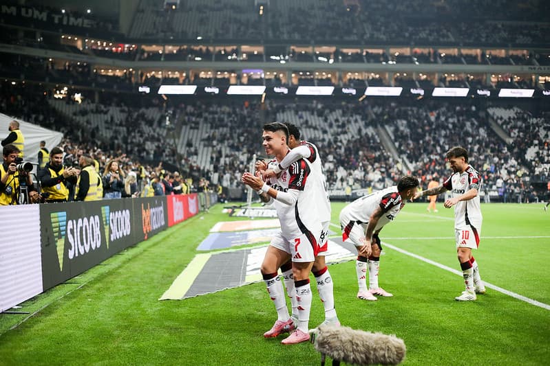 Luiz Araújo comemorando em CORINTHIANS X FLAMENGO - CAMPEONATO BRASILEIRO - NEO QUIMICA ARENA