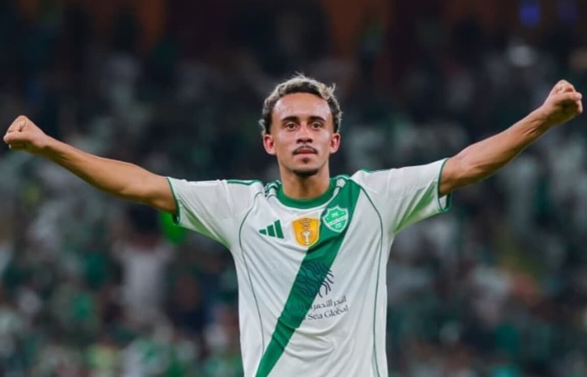 Matheus Gonçalves durante a estreia pelo Al-Ahli