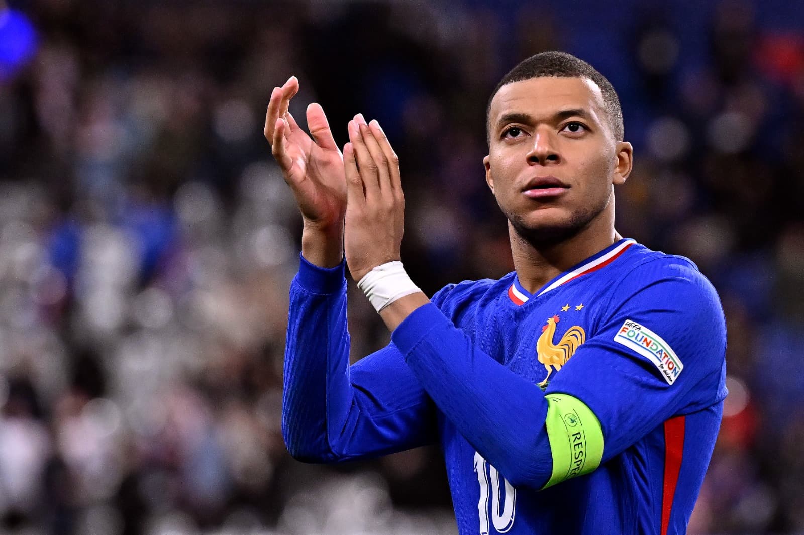Mbappé aplaude torcida da França durante partida