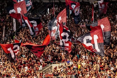 Foto da torcida do Flamengo no Maracanã, com foco na torcida organizada Nação 12