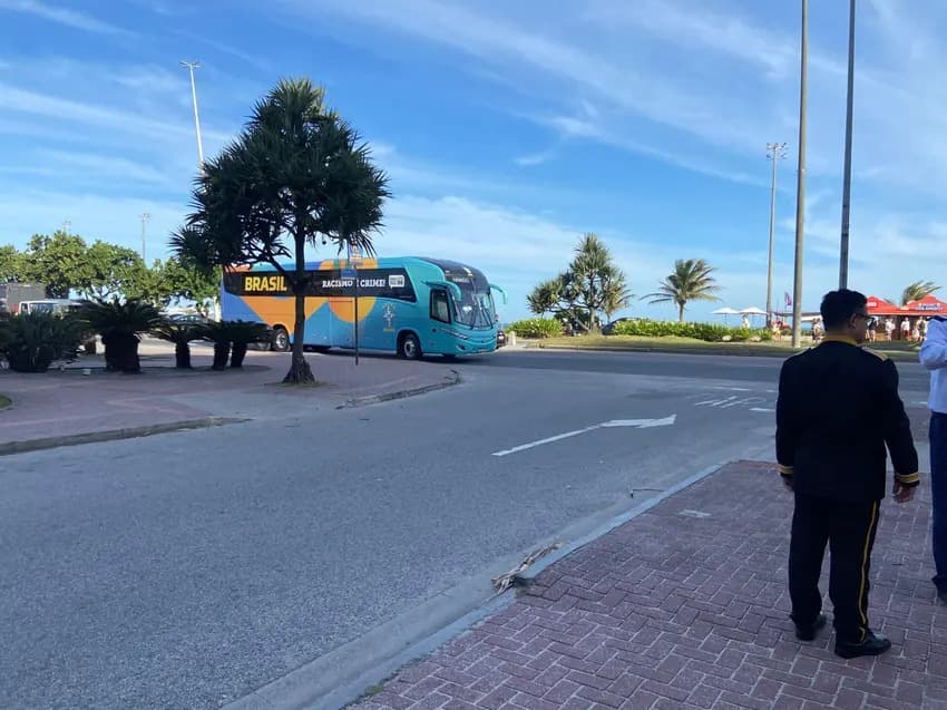 Ônibus da Seleção Brasileira chegando ao hotel