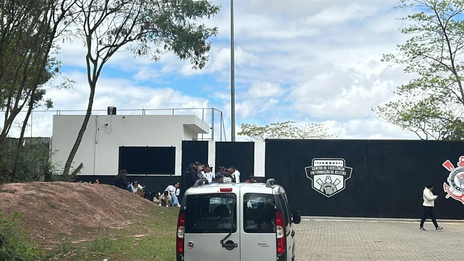 Organizadas do Corinthians na porta do CT
