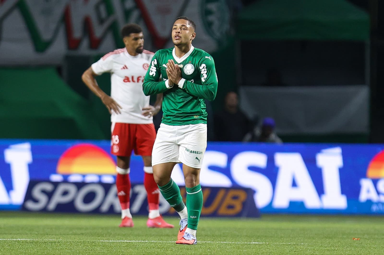 Vitor Roque, do Palmeiras, comemora após marcar o segundo gol do time durante a partida do Brasileirão 2025 entre Palmeiras e Internacional, no Allianz Parque, em 13 de setembro de 2025, em São Paulo, Brasil.