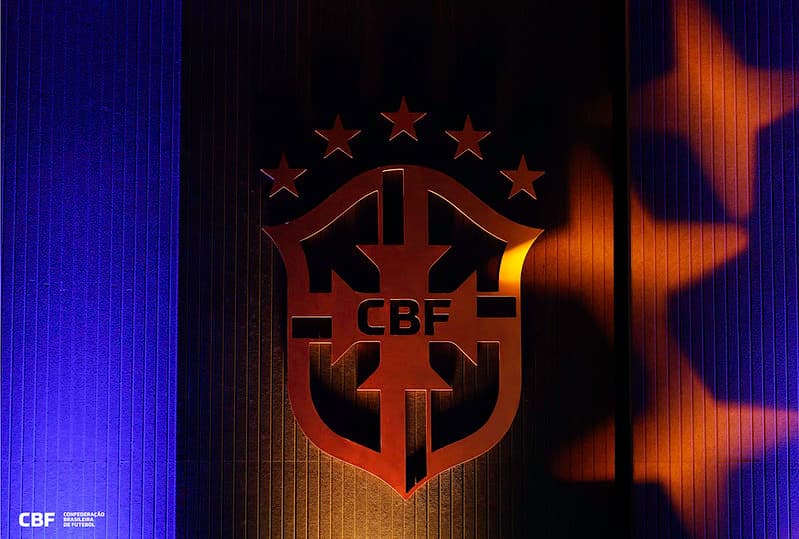 Escudo da CBF iluminado, símbolo do Brasileirão 2025 e da 25ª rodada com jogos decisivos contra o rebaixamento