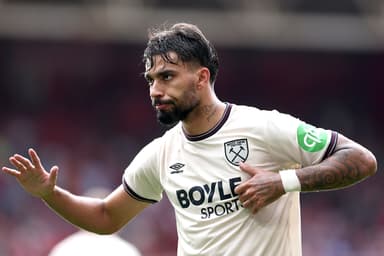 Lucas Paquetá, do West Ham United, comemora o segundo gol de sua equipe, marcado de pênalti, durante a partida da Premier League entre Nottingham Forest e West Ham United no City Ground em 31 de agosto de 2025, em Nottingham, Inglaterra