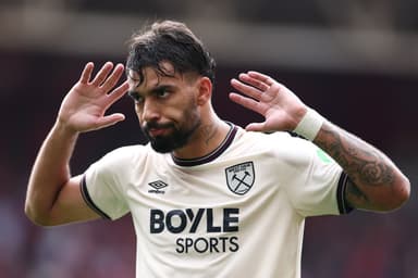 Lucas Paquetá, do West Ham United, comemora o segundo gol de seu time de pênalti durante a partida da Premier League entre Nottingham Forest e West Ham United no City Ground em 31 de agosto de 2025 em Nottingham, Inglaterra.