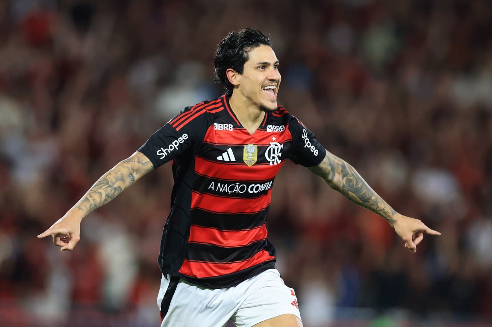 Pedro abre os braços e sorri na comemoração de gol no Maracanã