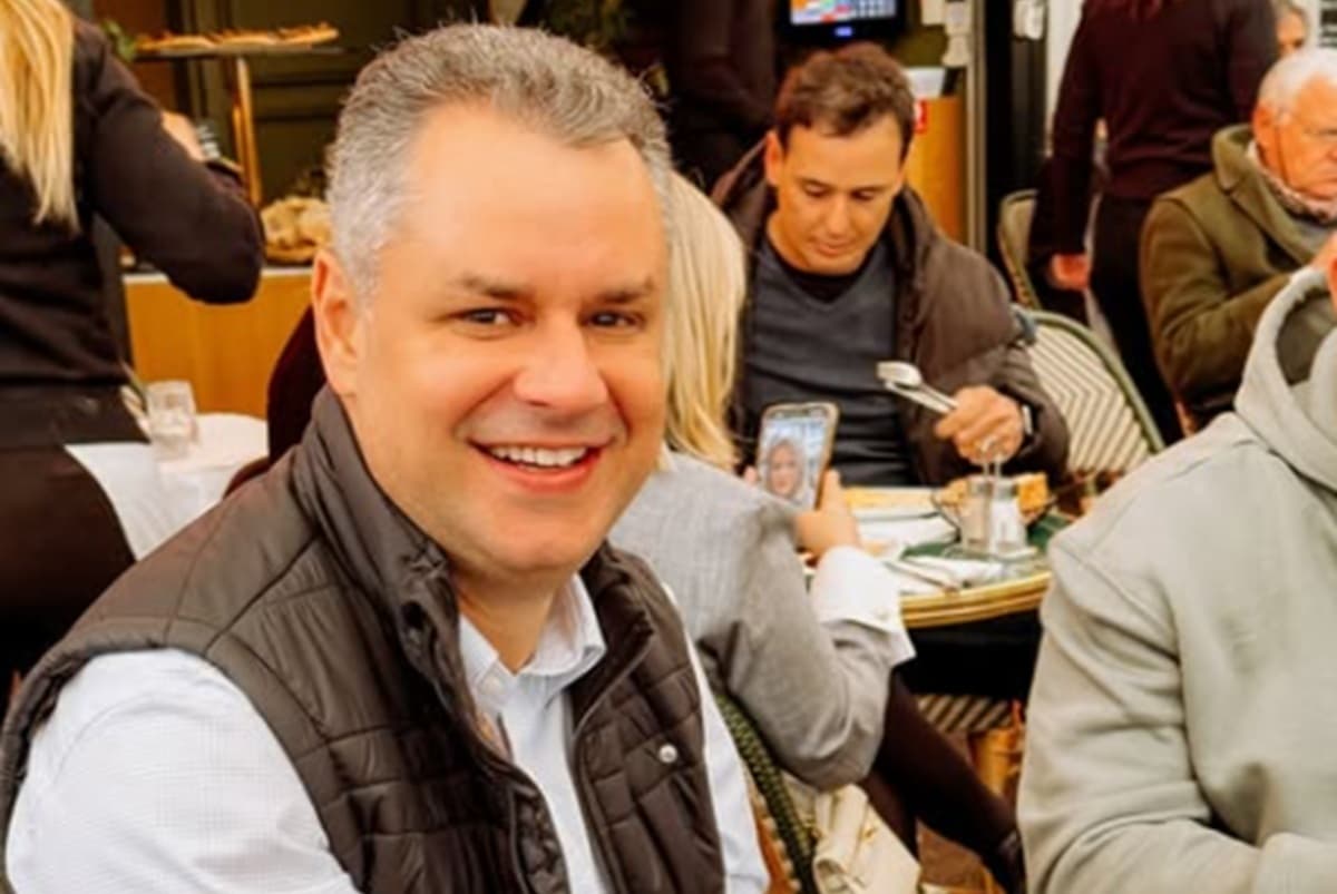 Pedro Dantas, presidente do confiança, sorri enquanto toma café da manhã em postagem na internet