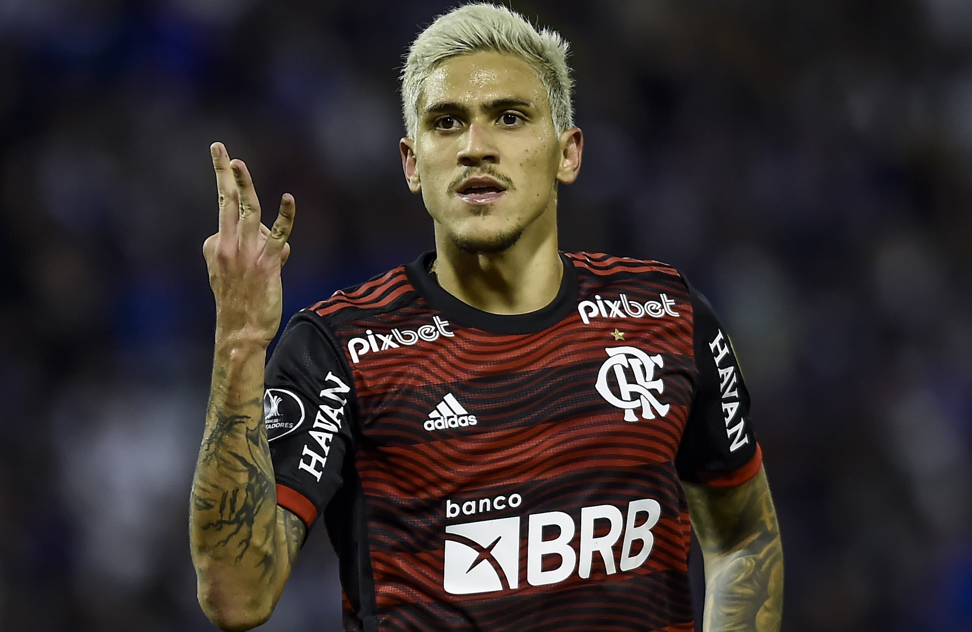 Pedro faz o número 3 com a mão após anota hat trick contra o Vélez na Libertadores 2022