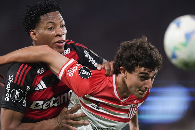 Plata em ação contra o Estudiantes