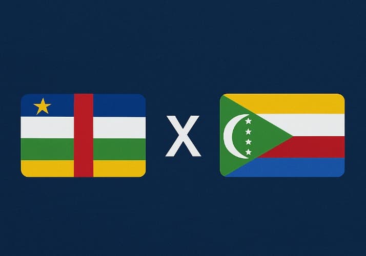 Bandeira da República Centro-Africana à esquerda e bandeira de Comores à direita, separadas por um "X" branco central sobre fundo azul escuro