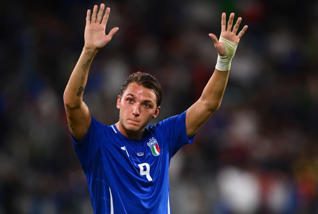 Retegui de braços levantados em jogo da Itália