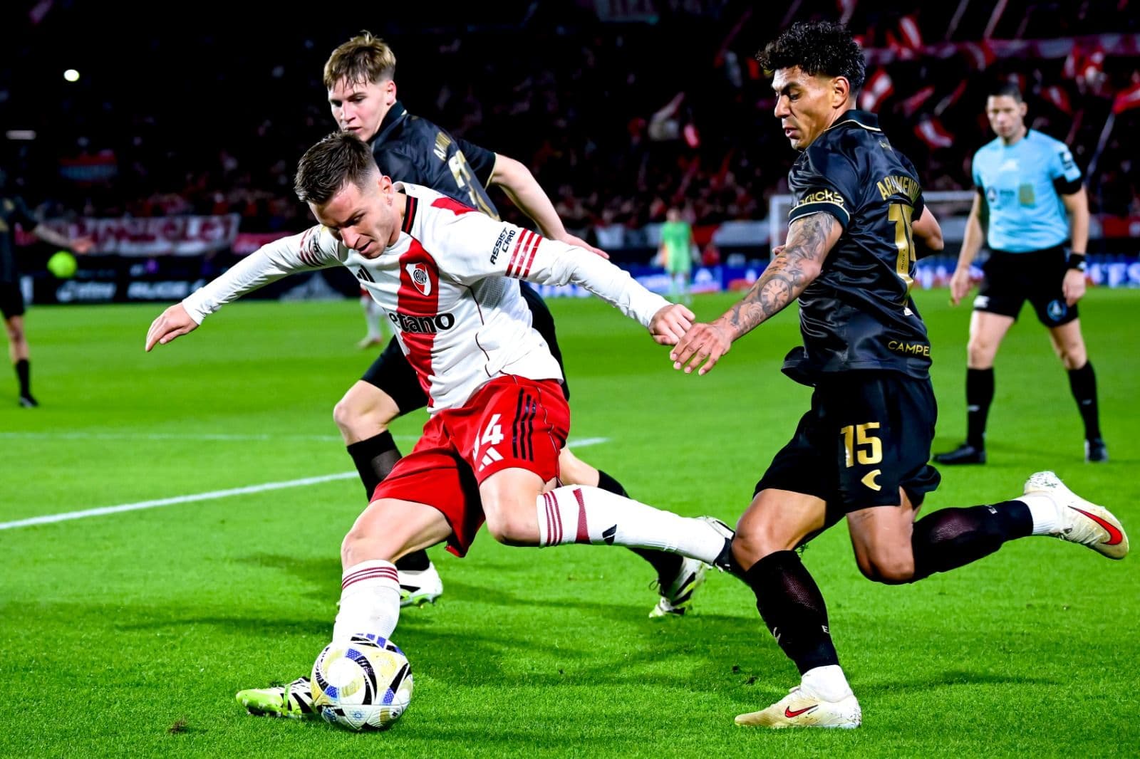 Giuliano Galoppo, do River Plate, luta pela posse de bola contra Santiago Arzamendia, do Estudiantes, durante uma partida do Torneo Clausura Betano 2025 entre Estudiantes e River Plate, no Estádio Jorge Luis Hirschi, em 13 de setembro de 2025, em La Plata