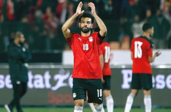 Salah aplaude em campo pelo Egito
