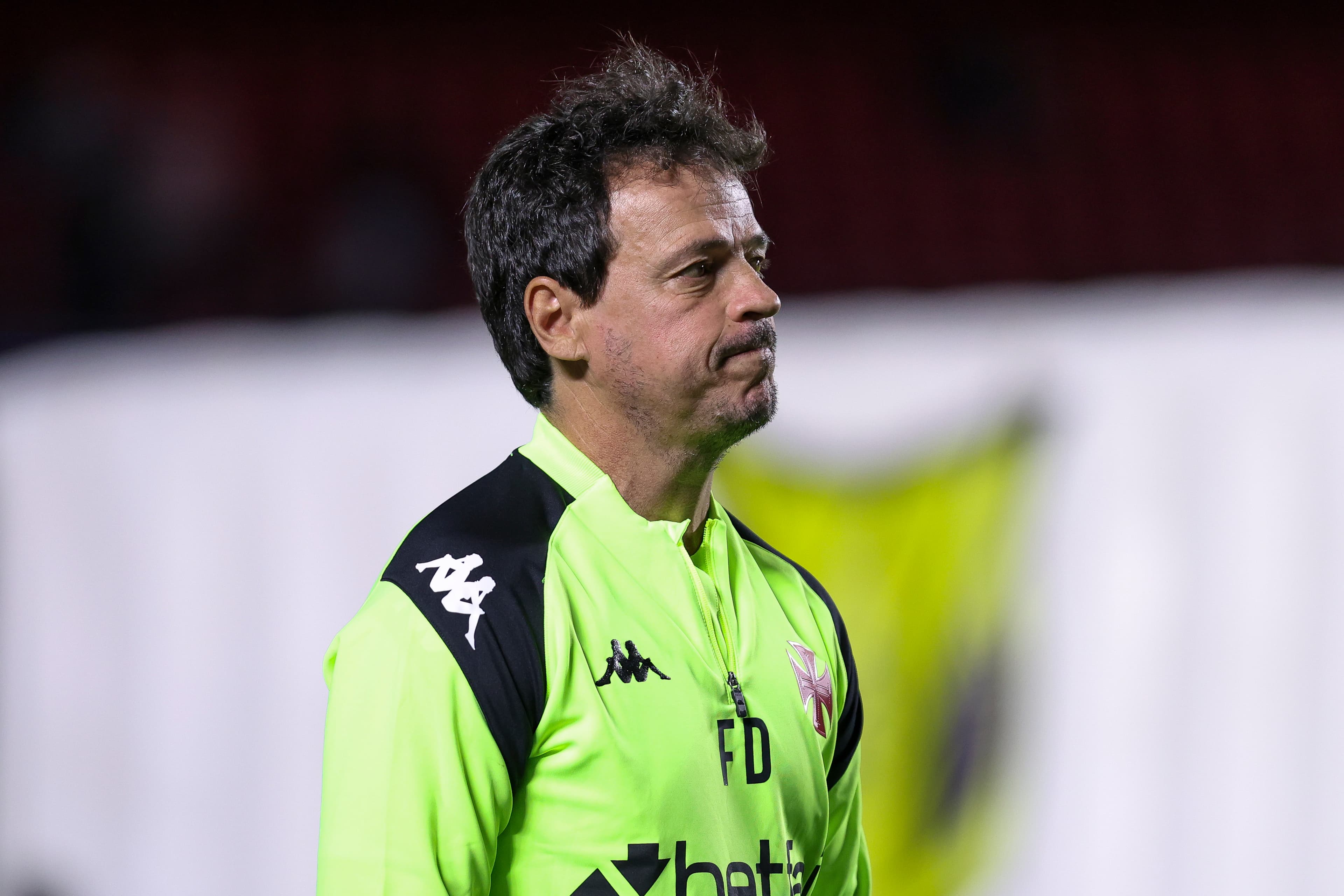 Técnico Fernando Diniz durante jogo do Vasco; time enfrenta Flamengo hoje