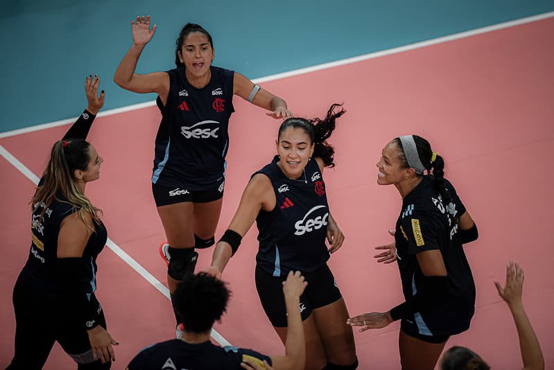 Giovana, Laís, Tainara e Simone Lee comemoram ponto em jogo-treino do Sesc Flamengo