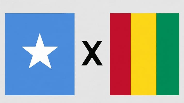 Bandeiras da Somália e da Guiné lado a lado, separadas por um "X" branco central, sobre fundo azul, representando o confronto pelas Eliminatórias da Copa do Mundo 2026