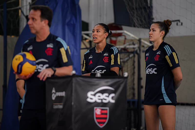 Simone Lee e Karina Souza observam exercício de treino do Sesc Flamengo