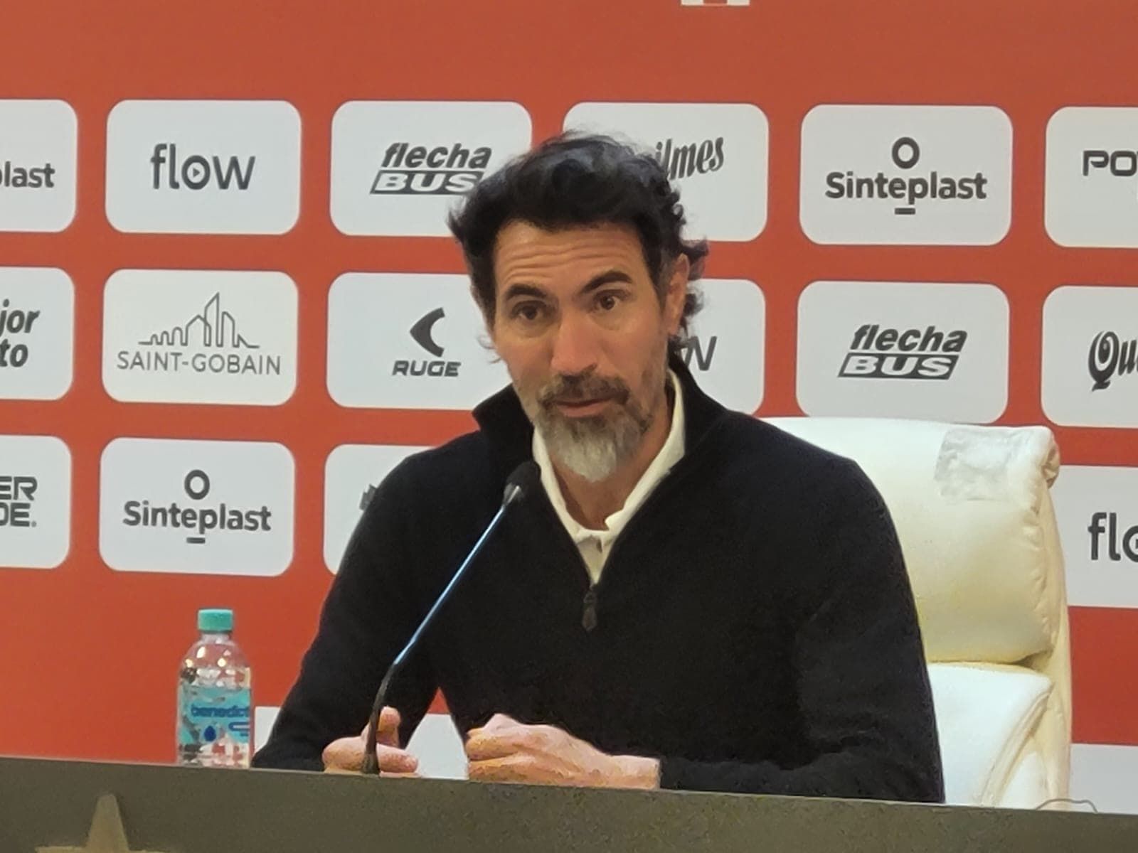 Técnico do Estudiantes em entrevista coletiva