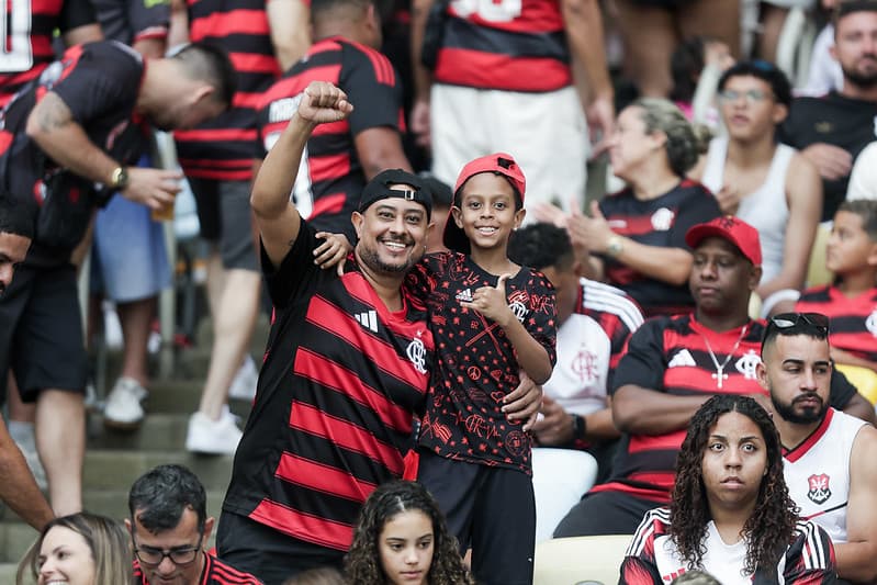 Torcida do Flamengo comemora no Maracanã durante Flamengo x Grêmio, jogo que registrou alta audiência na Globo pelo Brasileirão 2025