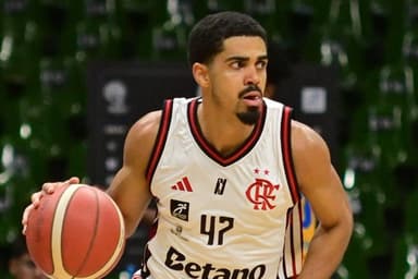 Alexey Borges conduz a bola em jogo do flamengo contra o Pato Basquete