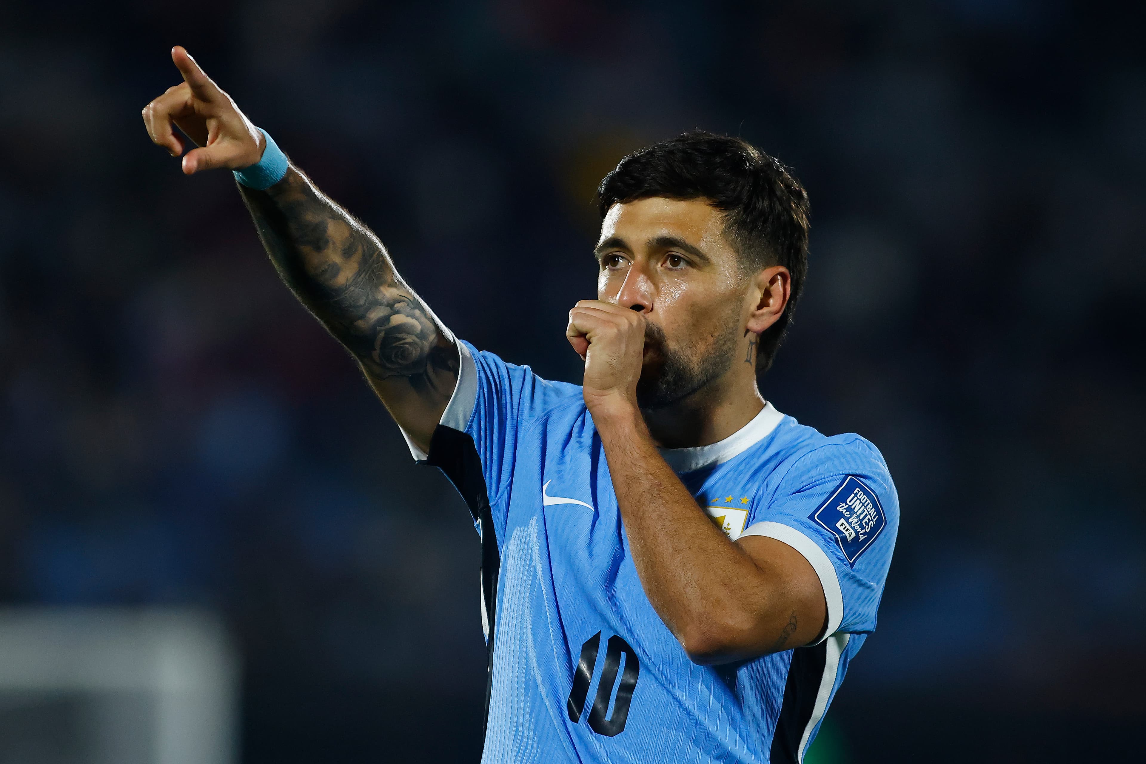 Arrascaeta bota o dedo na boca, em sinal de chupeta, em comemoração de gol do Uruguai sobre o Peru