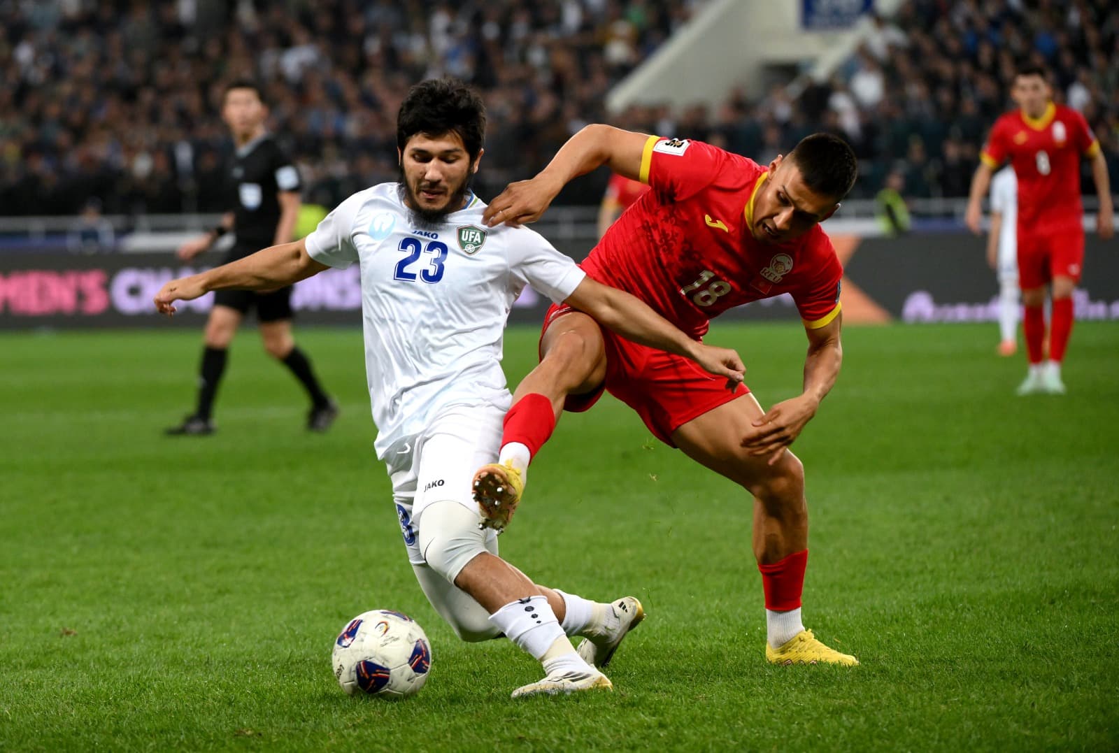 Jogadores de Uzbequistão e Quirguistão disputam a bola durante jogo das Eliminatórias Aisáticas para a Copa do Mundo