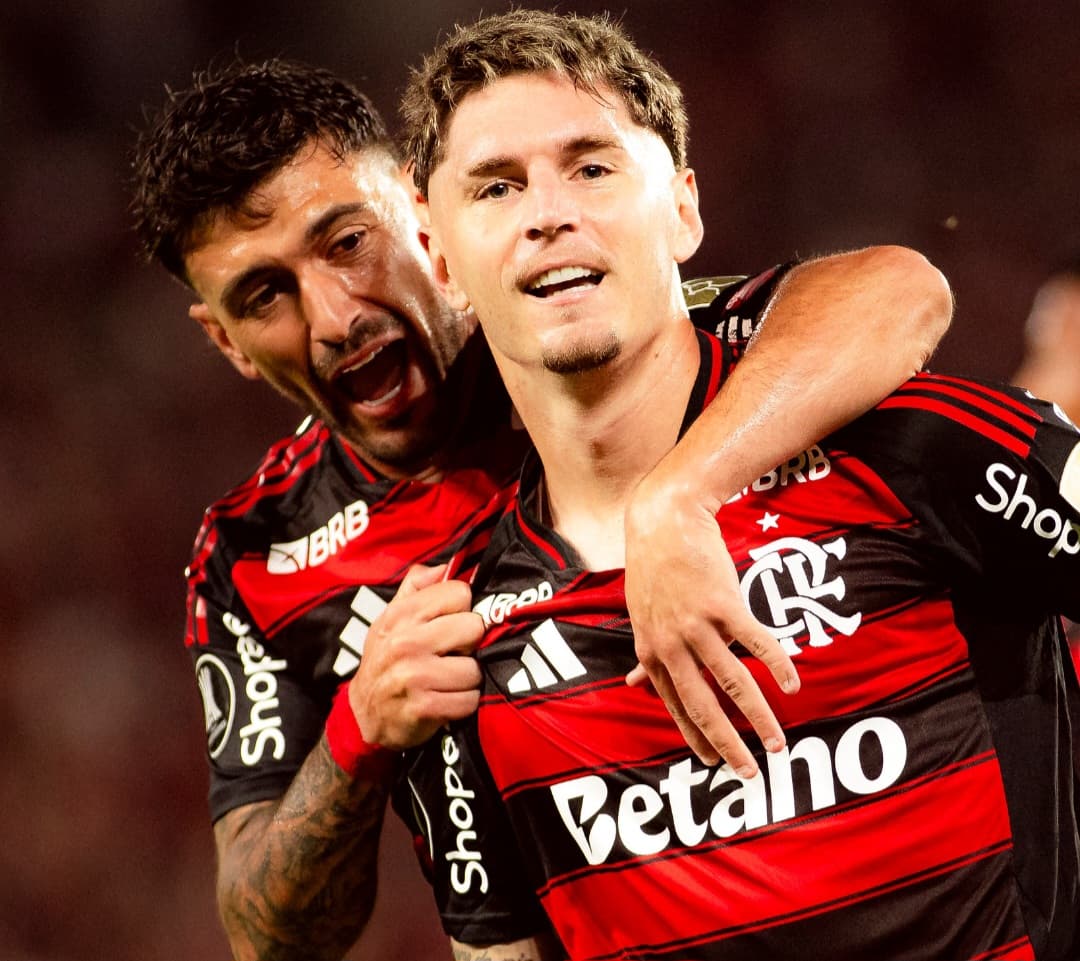 Varela e Arrascaeta comemoram gol do Flamengo na ida contra Estudiantes