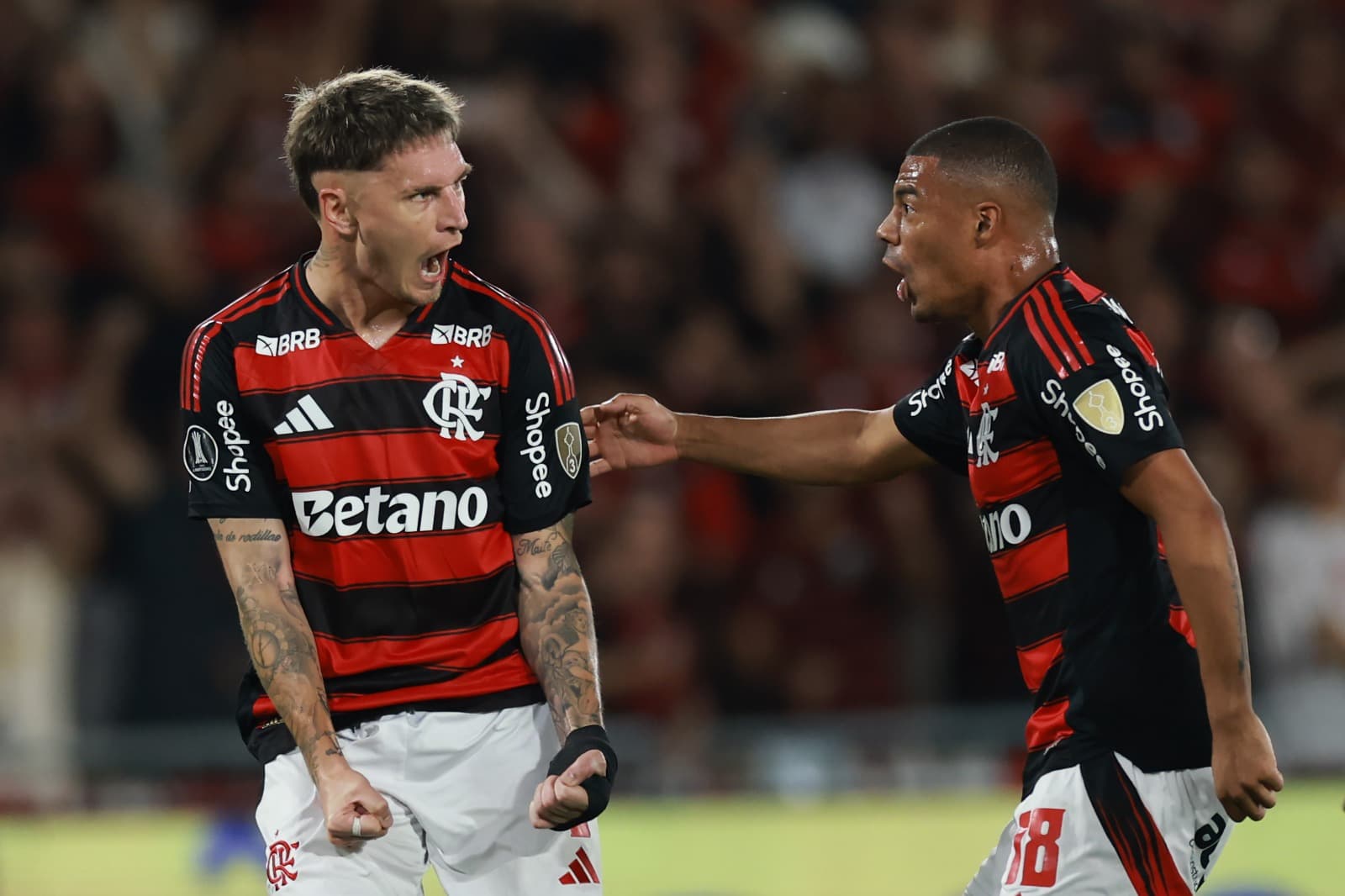 Varela e De La Cruz comemora efusivamente o gol do lateral em Flamengo x Estudiantes