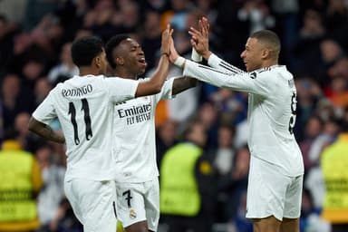 Kylian Mbappe, do Real Madrid, comemora o terceiro gol de sua equipe com os companheiros Rodrygo Goes e Vinicius Junior durante a partida da Fase MD7 da Liga dos Campeões da UEFA 2024/25 entre Real Madrid C.F. e FC Salzburg no Estádio Santiago Bernabeu em