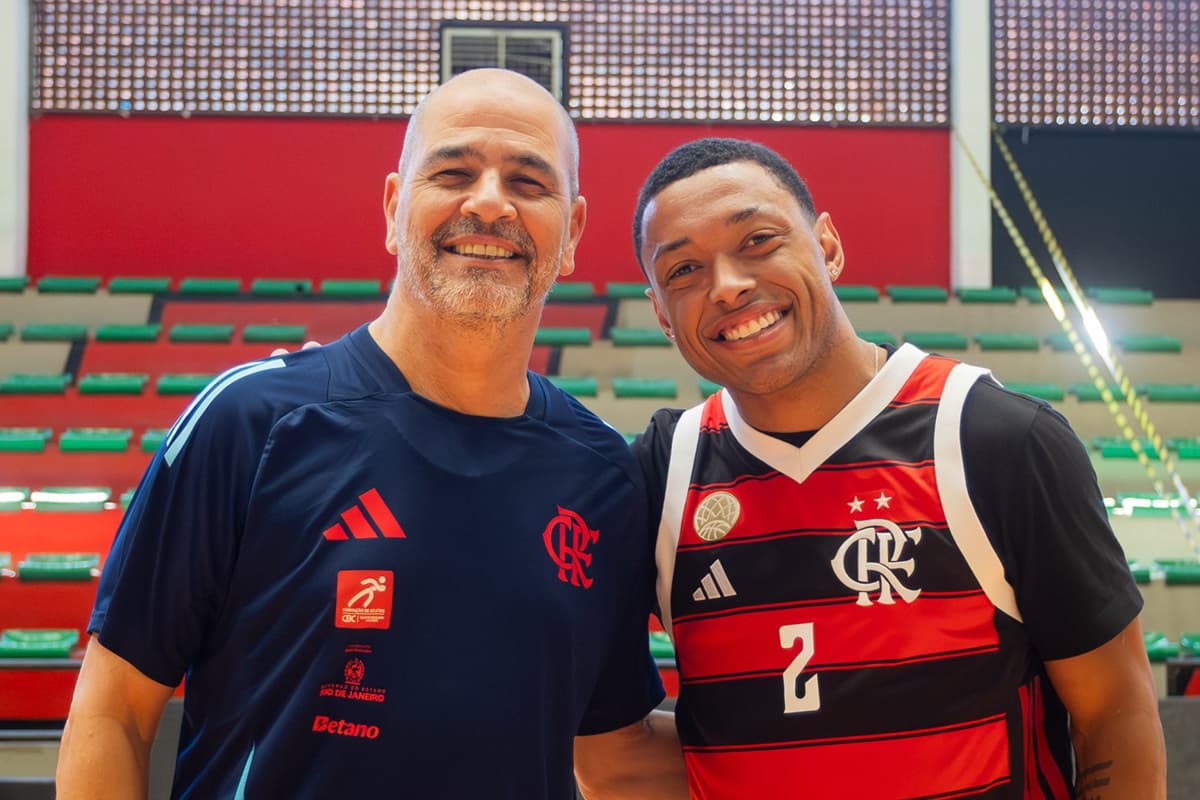 Yago Mateus, ex-Flamengo, ao lado de Oveja, técnico do FlaBasquete