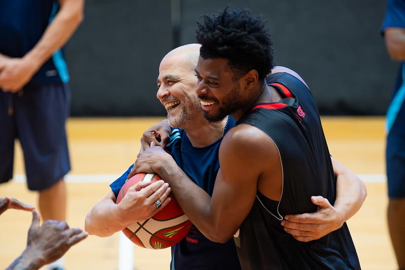 Gui Deodato e Sérgio Oveja se abraçam durante treino do FlaBasquete em preparação para o início do NBB 2025/26