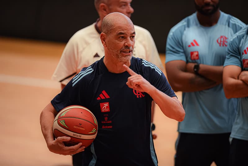 Sérgio Oveja comanda treino do FlaBasquete