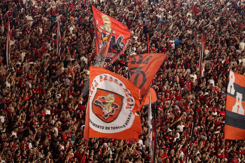 Bandeiras da Raça Rubro-Negra em jogo do Flamengo, no Maracanã
