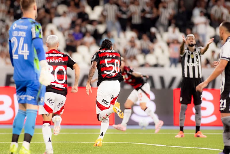 Plata corre em comemoração de gol contra o Botafogo, pelo Brasileirão